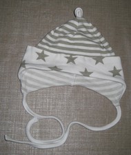 MAKOMA Hübsche Baby Mütze Sternchen - Grau Weiß -  Gr. 74 - Neu
