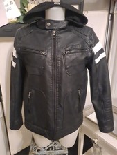 Tolle neuwertige Jungen Jacke Übergangsjacke Gr. 170 Lederimitat mit Kapuze 