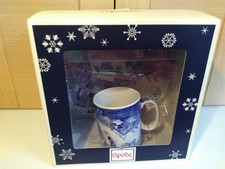 Spode blau und weiß Santa's Big Day "Off" Weihnachten Teller und Becher Set 2008