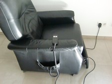 Elektrisch verstellbarer Fernsehsessel mit schwarzen Lederpolstern - Defekt