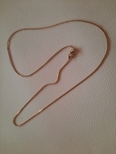 Goldfarbige Kette sehr fein