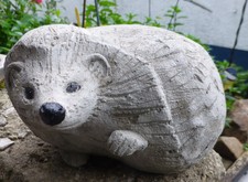Attraktiver Igel in Lebensgröße - Gartenfigur / Gartendekoration