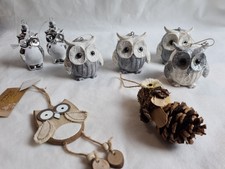 Konvolut hängender Eulen Weihnachtsbaumschmuck Holz, Kiefernkegel, Harz und...