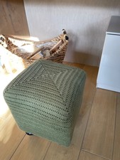 Polster Hocker Wohnzimmer gebraucht mit gehäkeltem Bezug Handarbeit 4 Holzfüße