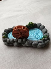 Die Feen Verzauberter Garten Teich mit Frosch und Wasser Rad.