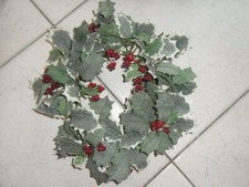 Weihnachtskranz Kerzenkranz grüne Blätter rote Beeren