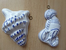 Zwei maritime Wanddekorationen, Keramik, „Muschel / Hummer