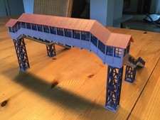 Faller 120109 Spur H0 - Fußgängerbrücke mit Überdachung, Figuren und Beleuchtung