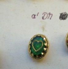 SÜSSER KLEINER VINTAGE PIN BROSCHE GOLDFARBEN MIT GRÜN HERZ 0,7 x 1 CM 