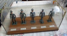 5 alte Elastolin Polizeifiguren 1928 bis 1980 Sammlerfiguren in Vitrine - selten