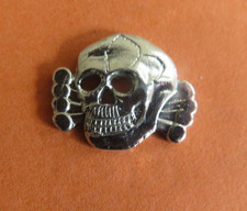 Totenkopf & gekreuzte Knochen - 18 x 11 mm "Klein" weiß Metall Pin Abzeichen