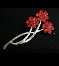 VINTAGE HÜBSCHE SILVERTONE & HELL GLITZERNDE ROTE CLUSTER BLUMENSPRAY BROSCHE