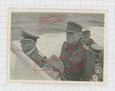 Foto Kriegsmarine Offizier in einem Sturmboot ? Schukla mit Auflage