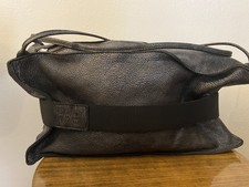 MOMA Tasche Metalic Schwarz Leder, Gummiband, Schultertasche Sehr Cool! Wie Neu!