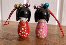 Kleine Kokeshi Holzpuppe Puppen Tasche Charm Hängedekor Japan Geisha rosa rot 2 Zoll