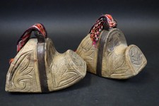 Paar antike Steigbügel mit Schuhen Holz geschnitzt China Tibet (DZ207)