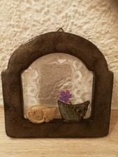 Katze auf Fensterbrett mit Blume&Gardine - Keramik - geschmackvolle Handarbeit 