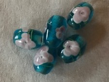 Konvolut Perlen, 5 Glasperlen, Röhre, türkis mit rosa Blumen, 14 mm
