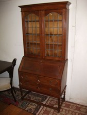 Schrägklappensekretär mit Vitrinenaufsatz,mass. Eiche,Bleiverglasung,restauriert