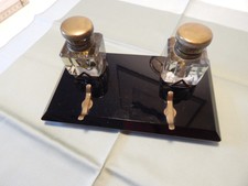 altes Schreibtischset mit 2 Tintengläsern auf schwarzem Glassockel, Nachlass