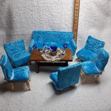 Puppenstube Möbel Wohnzimmer Couch Couchtisch Esstisch Deckchen und Blumen