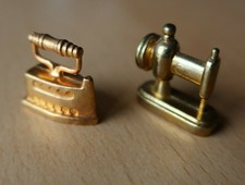  Miniatur Setzkasten Puppenstube Deko - Messing - Nähmaschine + Bügeleisen