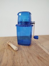 Eis-Würfel-Zerkleinerer - Ice-Crusher - Manuell in Blau von Leopold Vienna