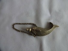 Vintage kleine indische Messing Fisch Figur Betel Lime Paste (Chuna-Dani) mit Kette