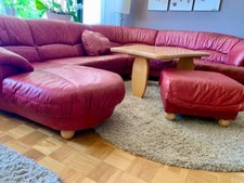 gut erhaltene rote Ledercouch mit Hocker 