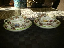 Wedgwood 2 schöne alte Teetassen mit "tiefen" Untertassen