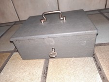 alte kleine Geldkassette-Kasse aus Metall mit Schlüssel verschließbar