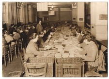 Fotografie Frauen bei der Arbeit in einer Postsortierstelle - Postamt 
