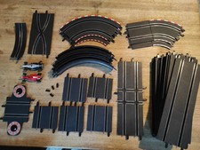 KONVOLUT - CARRERA GO !!! - 38 TEILE - GERADEN KURVEN - 2 AUTOS - ERSATZTEILE -