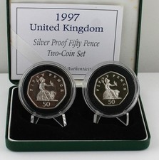 1997 Britannia große und kleine silbersicher 50p x 2 Münzen COA, grüne Doppelbox