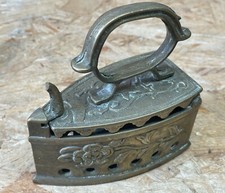 kleine dekorative Messing Dose Deko-Bügeleisen massiv zum Aufklappen