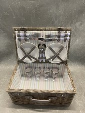 4 Personen Picknickkorb grauer Korb für vier Gläser Teller Besteck Kunststoff