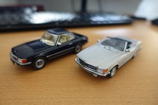 2 Mal Mercedes Benz R107 350 SL 1:43 Minichamps (silber), blau ist markenlos