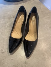 ⚜️NEU Clarks Pumps High heels Damen Gr.6 1/2 Gr.40 Lack in schwarz⚜️ NP 149 Euro