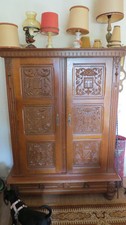 Massivholzschrank mit Schnitzerreien