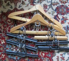 8 Klemmbügel ,2 x Holz f. Kostüm/Anzug, 6  Hosenbügel 1 Holz, 5 Kunststoff