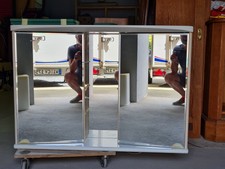 BAD SPIEGELSCHRANK MIT 2 TÜREN, GLAS-FACHBÖDEN, BELEUCHTUNG UND STECKDOSE