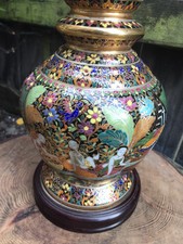 20th Century Thai bencharong Porzellan Tischlampe handbemalt Kunst Keramik Holz