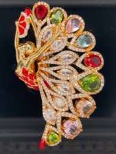 *SCHMUCKJAGD* BROSCHE "TÄNZERIN ROT" GELBVERGOLDET MIT ZIRKONIA