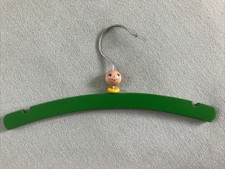 hübscher kleiner Holz Kinderkleiderbügel