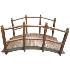 Große feine englische rustikalen architektonischen Holz gebogene Garten Brücke Teich überqueren