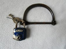 altes Seesack-Bügelschloß mit Burg Vorhängeschloß und Schlüssel Seesackschloß