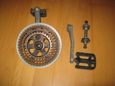 Fahrrad Zubehör, alte Metall- Kurbel mit Ritzel 30/38/46 Z + Pedalen, schwarz