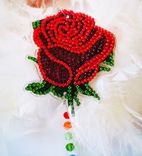 Schöner Fensterschmuck "Edle Rose", edlem Strass, Perlen und Kristall-Anhänger.