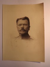 Soldat oder Beamter mit Bart in Uniform - Portrait / Foto - Kunstbild