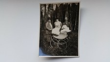 Foto 137K6776 Herr mit 2 Damen schicker Kinderwagen ca.1930er ca.8x12cm